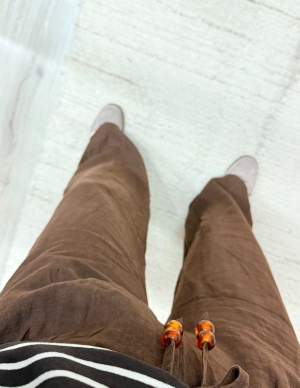 Model draagt bruine wijde broek van linnen en Tencel - So Lucky