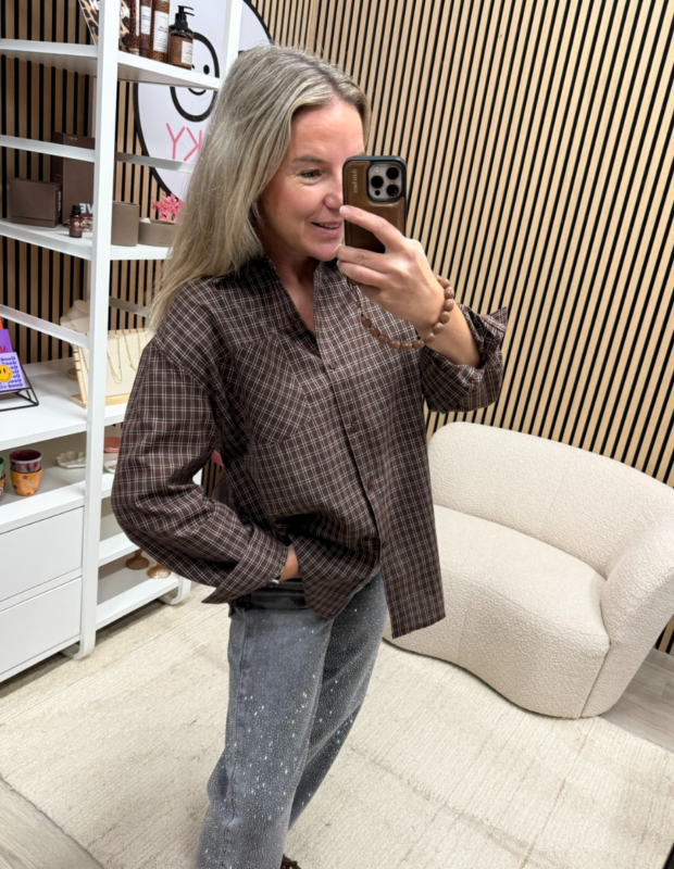 Bruine blouse met fijne ruit gedragen door model - So Lucky