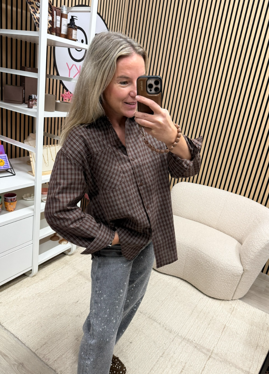 blouse fijne ruit bruin Bruine blouse met fijne ruit gedragen door model - So Lucky