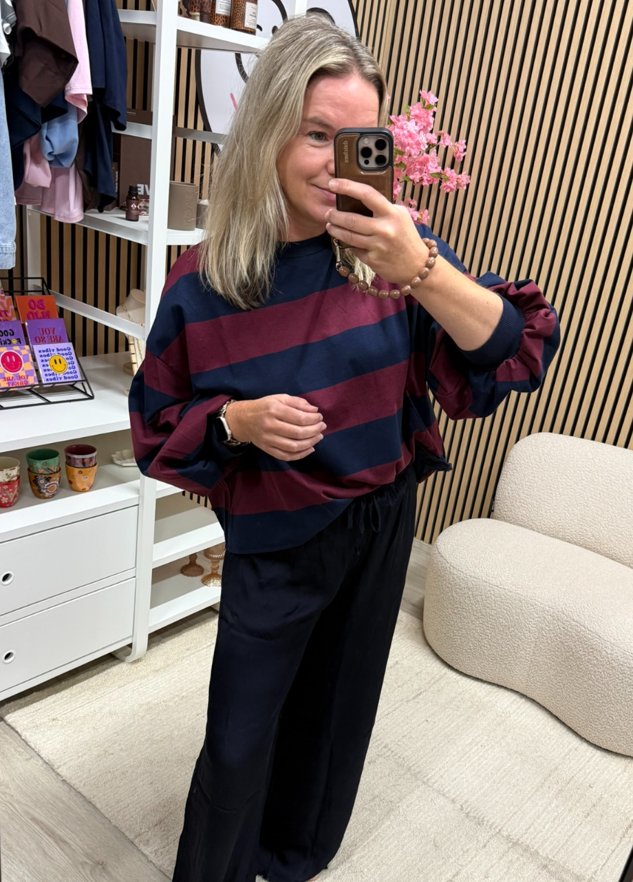 Oversized sweater Liv – bordeaux/blauw Model draagt Oversized sweater Liv bordeaux blauw - So Lucky