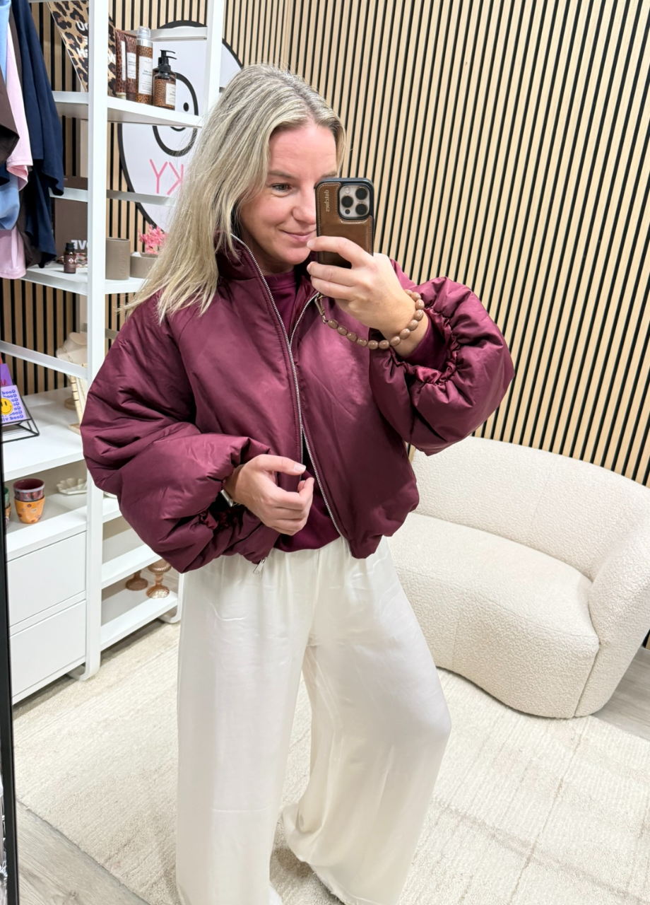 bordeaux puffer jack met balloonmouwen Bordeaux puffer jack gedragen op een lichte pantalon - So Lucky