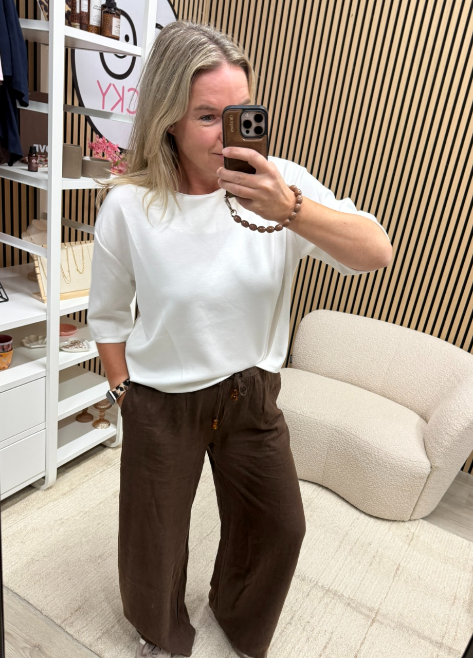 Basic shirt Emmi – ecru Model draagt Basic shirt Emmi – ecru op een pantalon - So Lucky