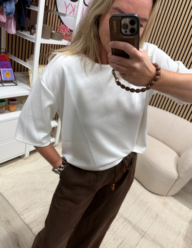 Model draagt ecru Basic shirt Emmi gecombineerd met een pantalon - So Lucky