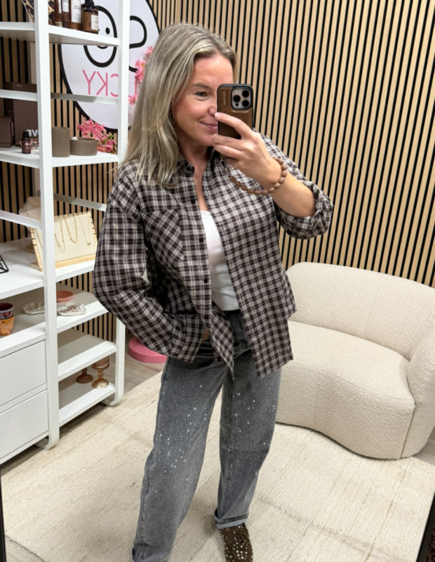 Model draagt geruite blouse open over een witte top - So Lucky