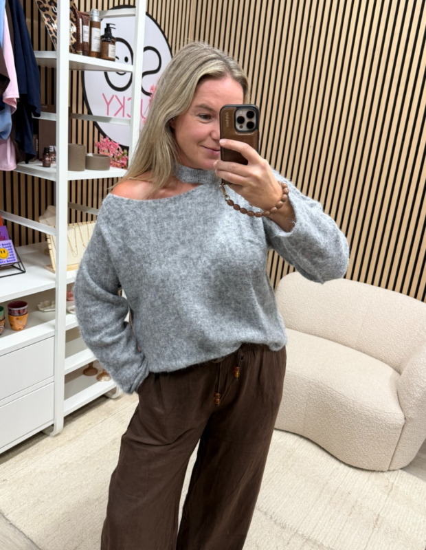 Model draagt Oversized trui Mir off shoulder met pantalon - So Lucky