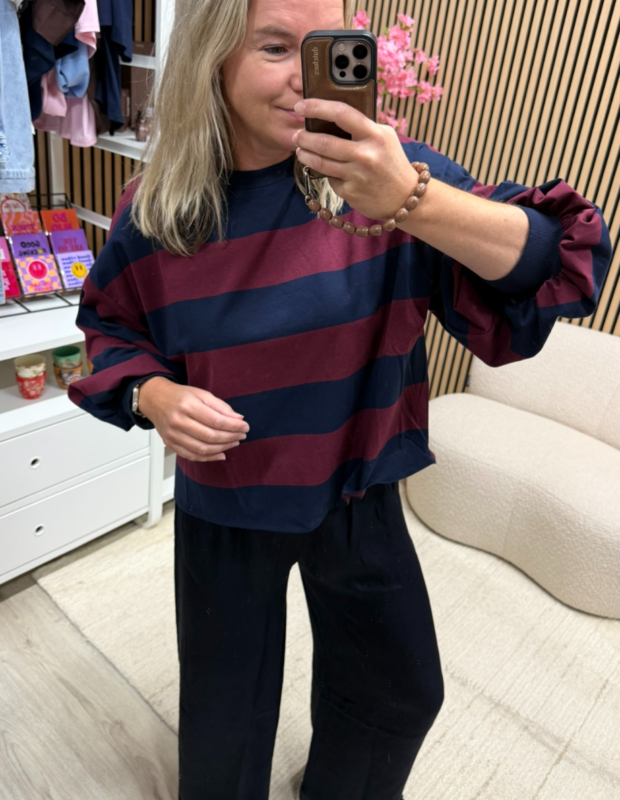 Oversized sweater Liv met blauwe boorden en bordeaux basis - So Lucky