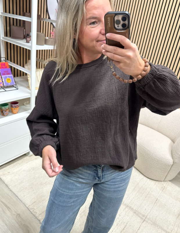 Model draagt bruine oversized sweater op een jeans - So Lucky