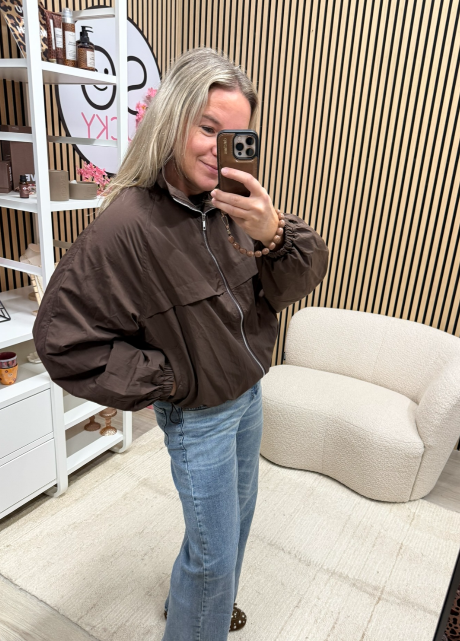 Sportief kort jack met trekkoord – bruin Model draagt kort bruin dames jack met hoge kraag - So Lucky