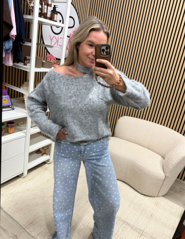 Model draagt Oversized trui Mir off shoulder grijs op een jeans - So Lucky