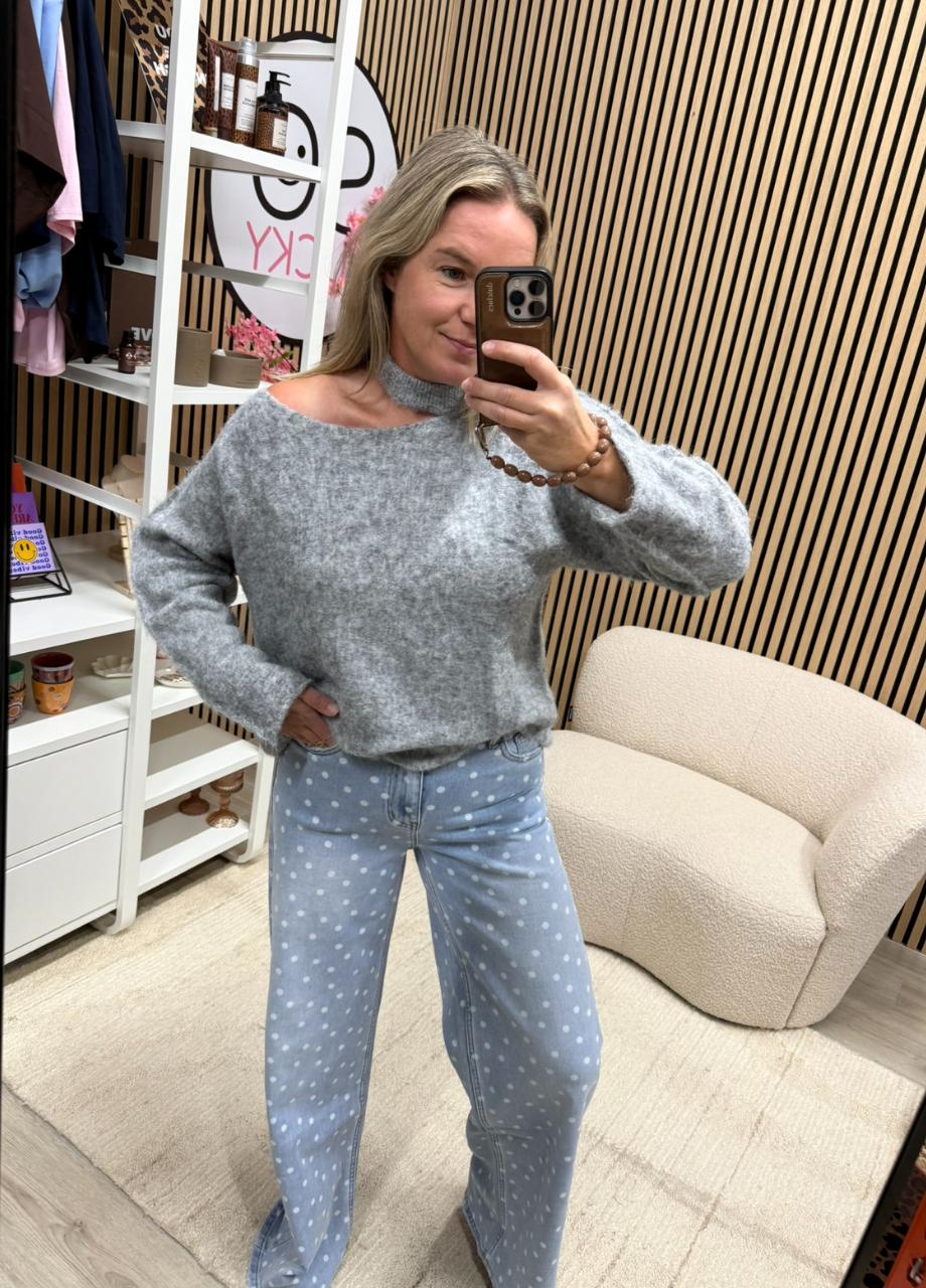 Oversized trui Mir off shoulder – grijs Model draagt Oversized trui Mir off shoulder grijs op een jeans - So Lucky