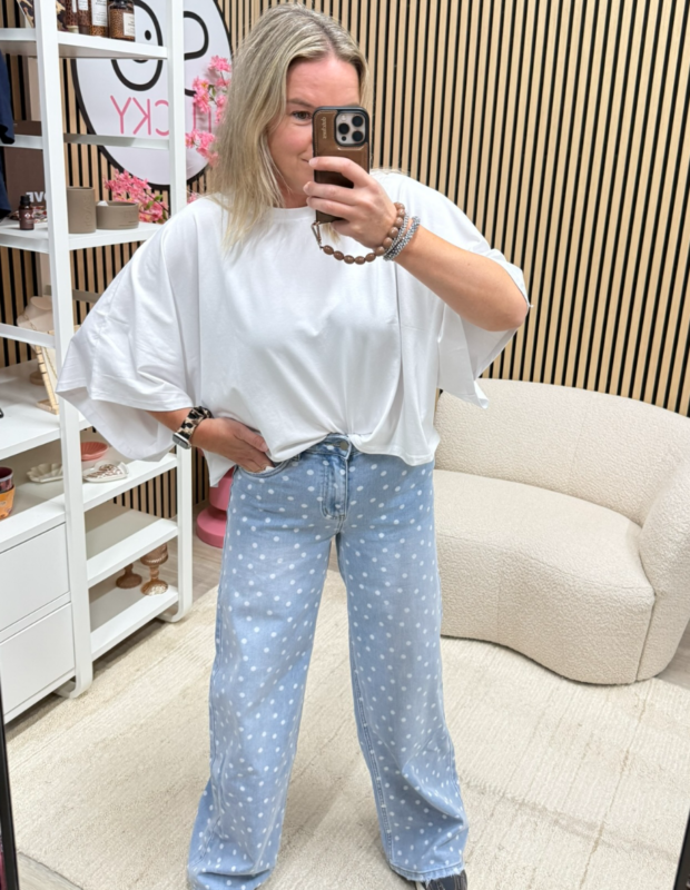 Model draagt Basic shirt Sam – wit op een broek met hoge taille - So Lucky