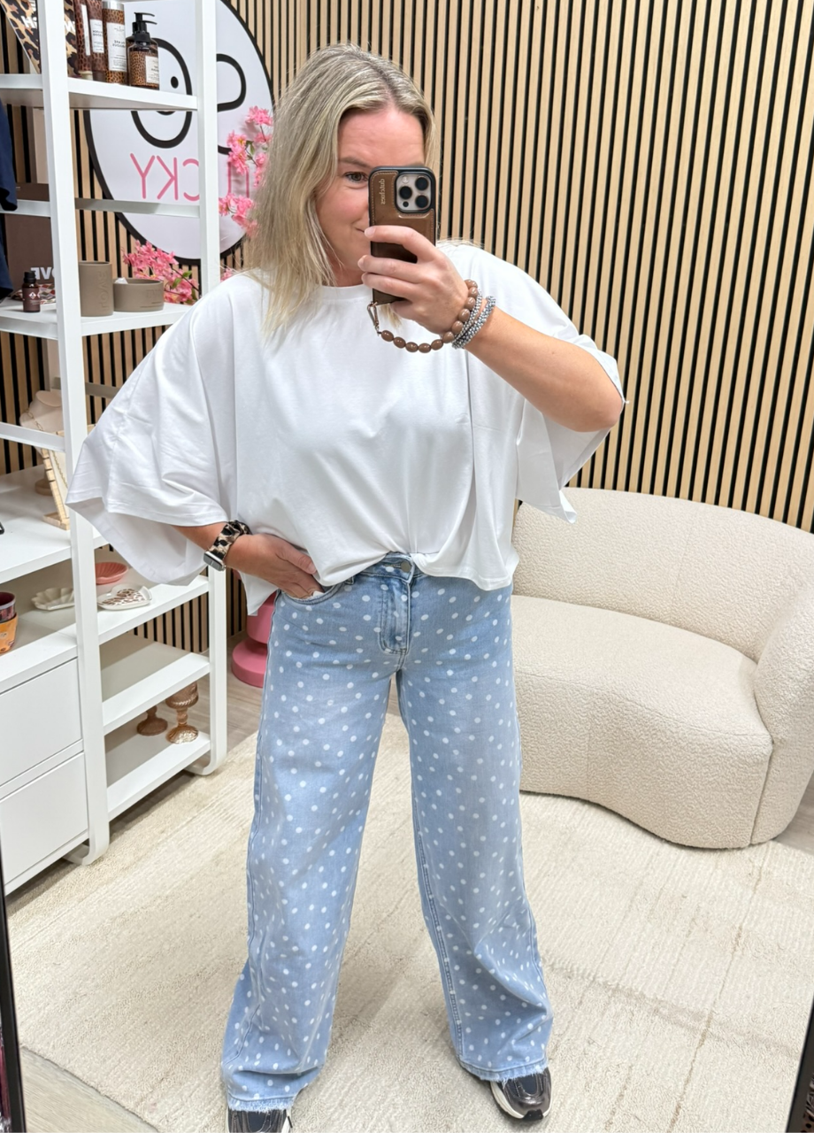 Basic shirt Sam – wit Model draagt Basic shirt Sam – wit op een broek met hoge taille - So Lucky