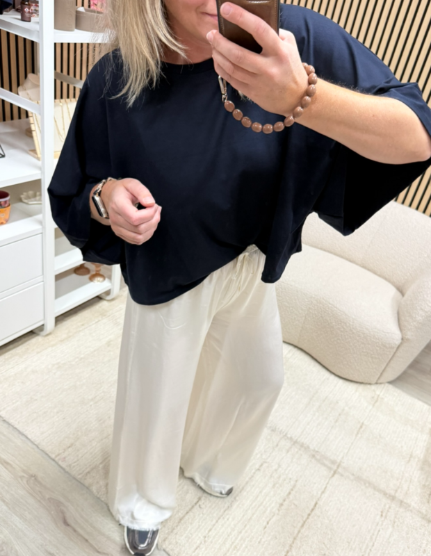 Model draagt Pantalon met zijde – ecru met donkerblauwe top - So Lucky