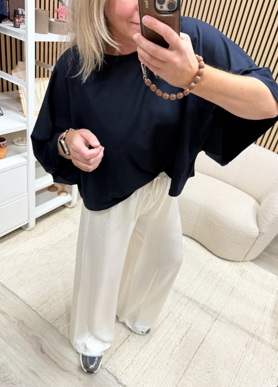 Pantalon met zijde – ecru Model draagt Pantalon met zijde – ecru met donkerblauwe top - So Lucky