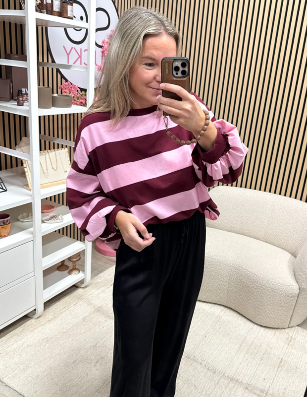 Model draagt Oversized sweater Liv met roze en bordeaux - So Lucky