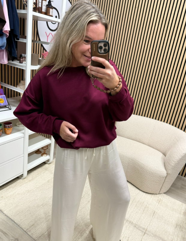 Model draagt oversized Basic sweater Saar bordeaux op een pantalon - So Lucky