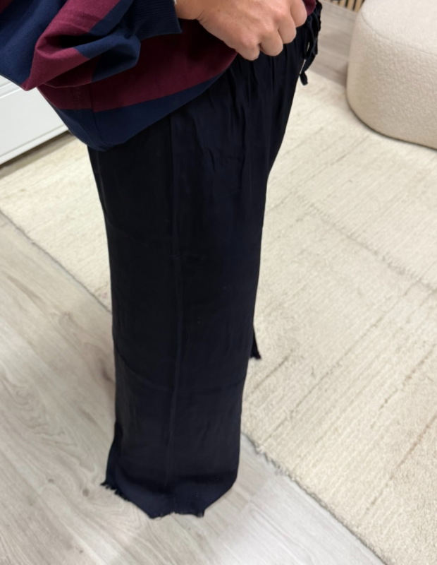 Model draagt donkerblauwe pantalon met elastische tailleband - So Lucky
