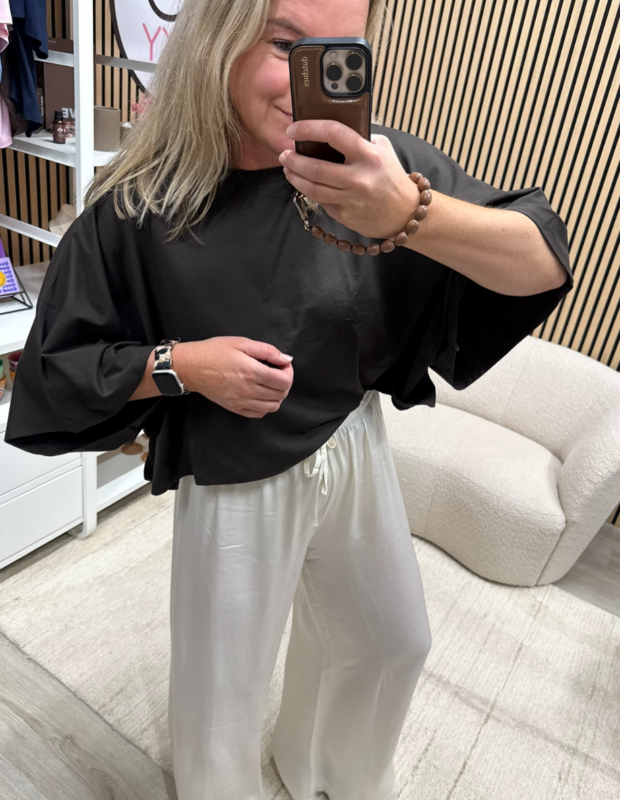 Model draagt bruin Basic shirt Sam met wijde mouwen - So Lucky