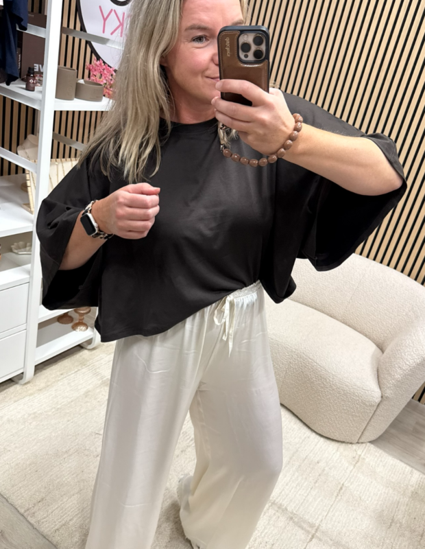 Model draagt bruin katoenen shirt met korter model - So Lucky