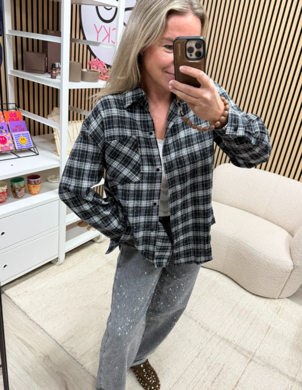 Model draagt zwart witte blouse met grote ruit en strass - So Lucky