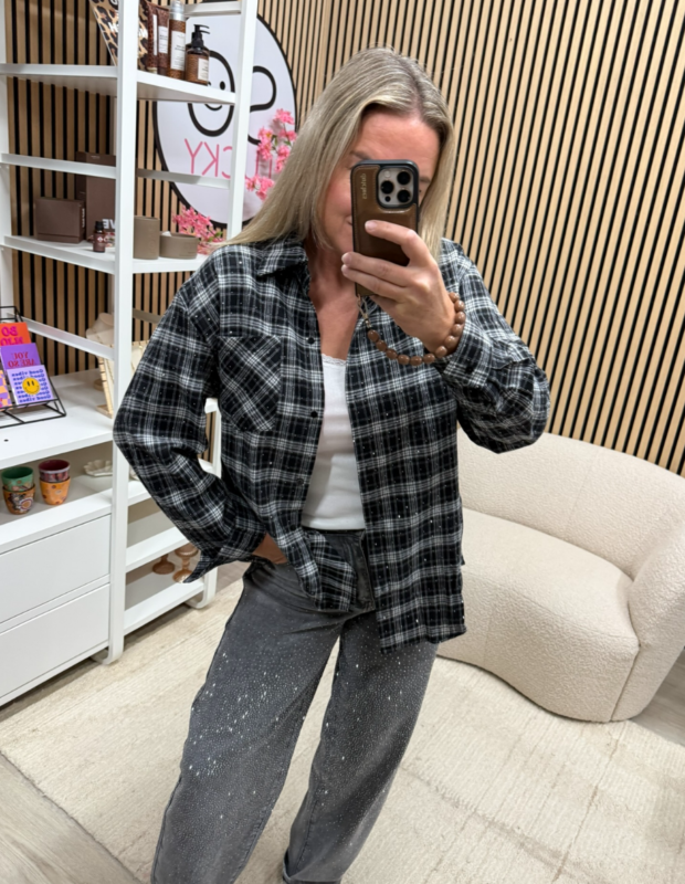 Zwart witte geruite blouse met strass steentjes gedragen door model - So Lucky