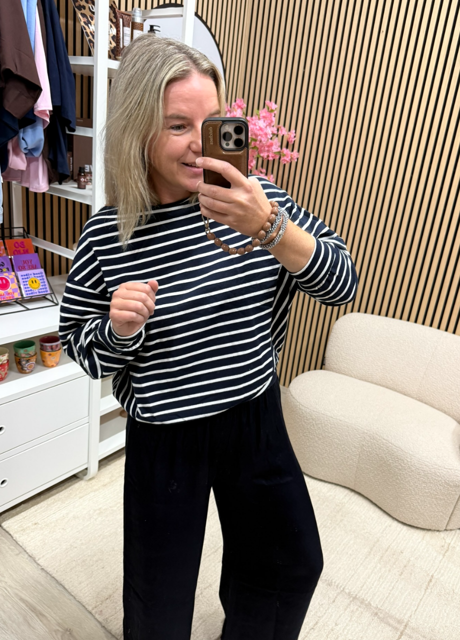 Off shoulder sweater Noor – blauw/wit Model draagt Off shoulder sweater Noor – blauw/wit op donkerblauwe broek - So Lucky