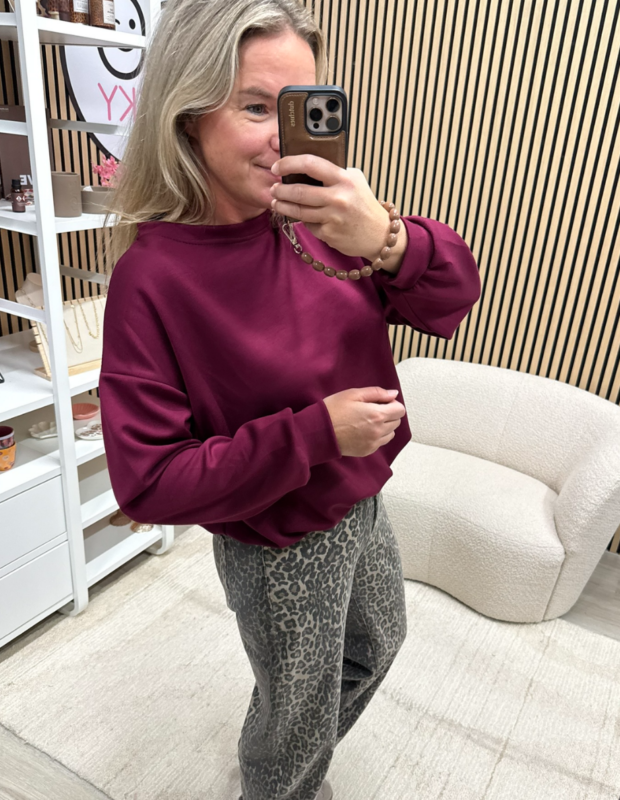Model draagt bordeaux sweater met leopard print jeans - So Lucky