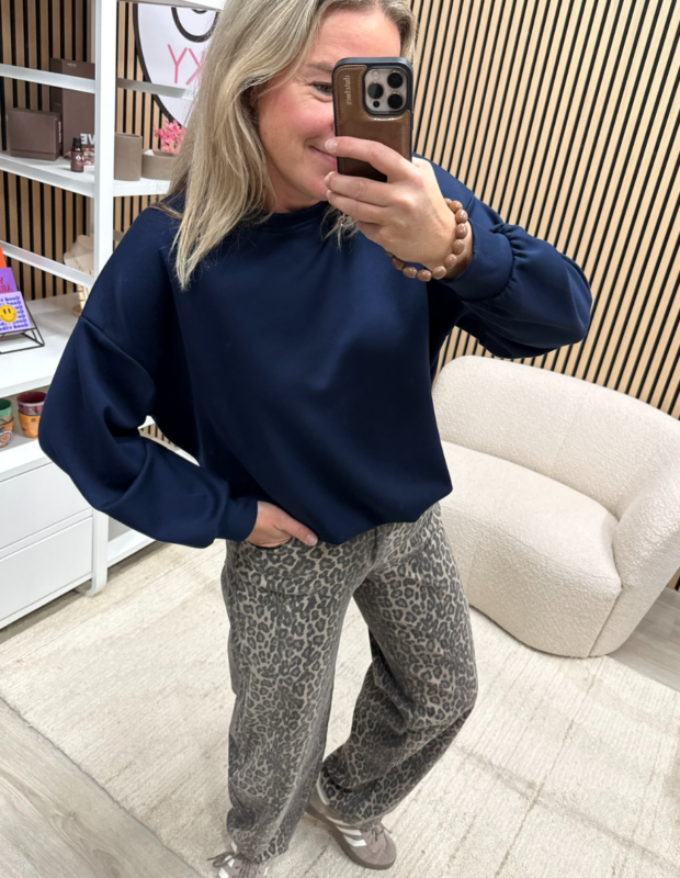 Donkerblauwe Basic sweater Saar gecombineerd met leopard jeans - So Lucky