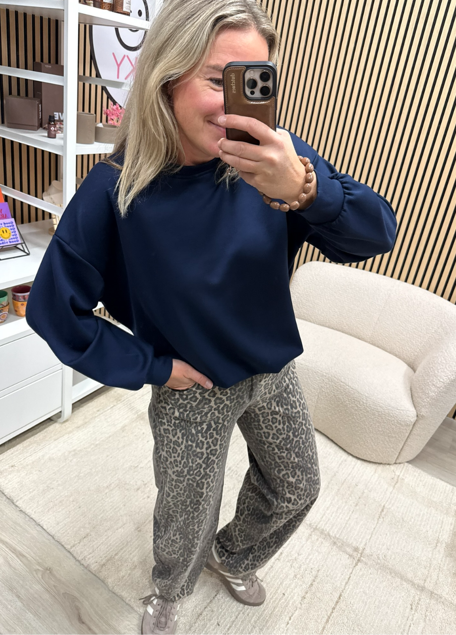 Basic sweater Saar (14) Donkerblauwe Basic sweater Saar gecombineerd met leopard jeans - So Lucky
