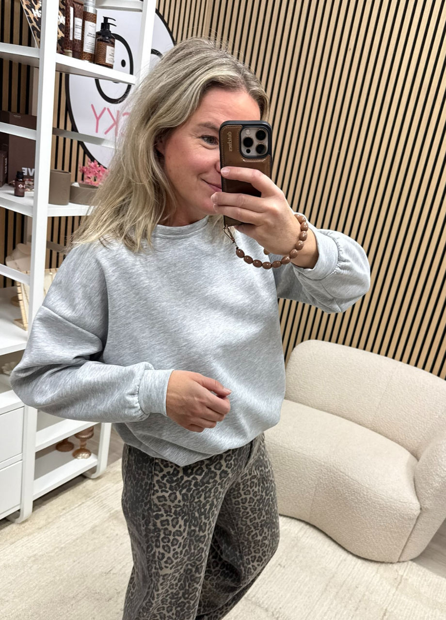 Basic sweater Saar (4) Model draagt grijze Basic sweater Saar - So Lucky