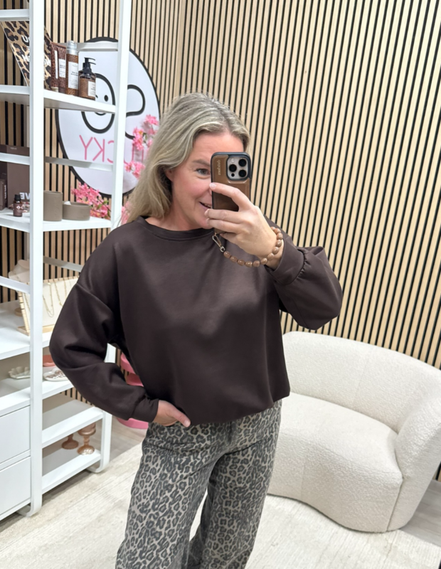 Model draagt bruine sweater met leopard print jeans - So Lucky