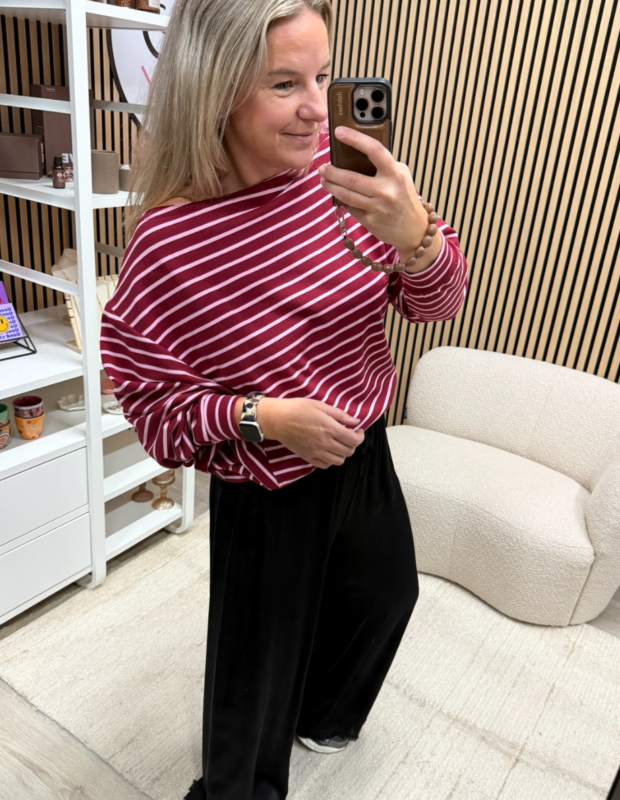 Model draagt Off shoulder sweater Noor bordeaux roze - So Lucky