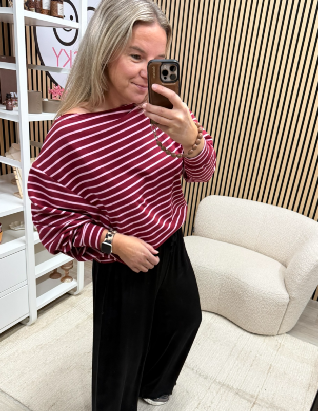 Bordeaux roze sweater Noor met blote schouder - So Lucky