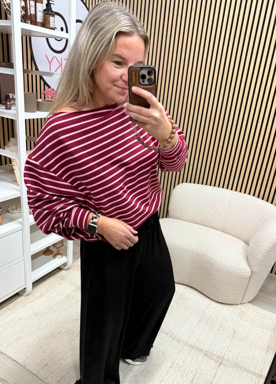 Off shoulder sweater Noor – bordeaux_roze Bordeaux roze sweater Noor met blote schouder - So Lucky