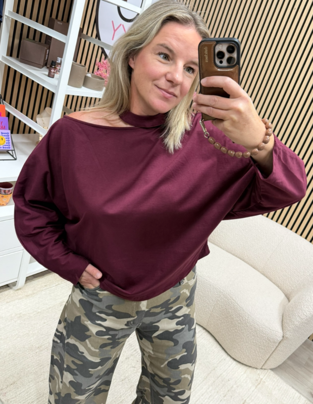 Bordeaux dames top gecombineerd met army jeans - So Lucky