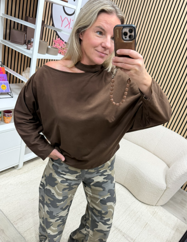 Bruine Off shoulder top Fay gecombineerd met army jeans - So Lucky