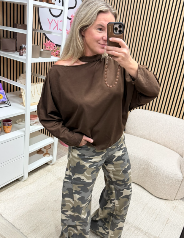 Bruine dames top gecombineerd met een army jeans - So Lucky