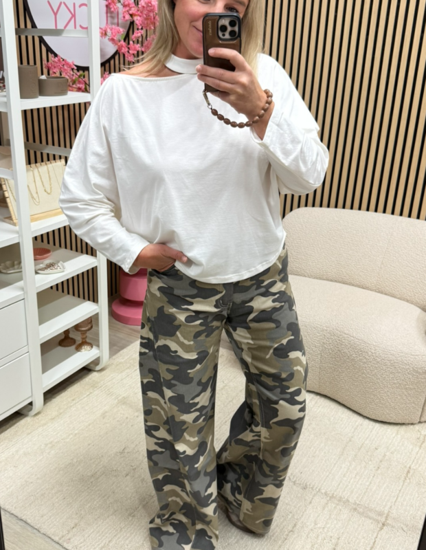 Off shoulder top Fay wit gecombineerd met een jeans - So Lucky