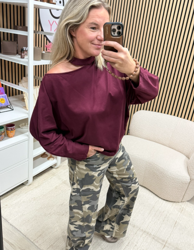 Bordeaux Off shoulder top Fay gecombineerd met army jeans - So Lucky