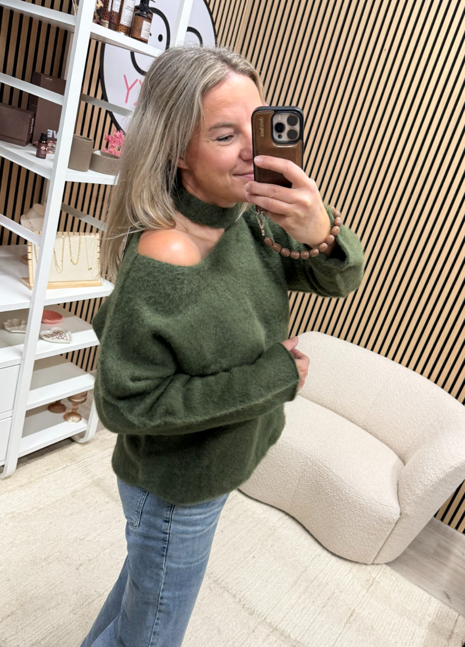 Oversized trui Mir off shoulder (16) Oversized trui Mir kaki gedragen op een jeans - So Lucky