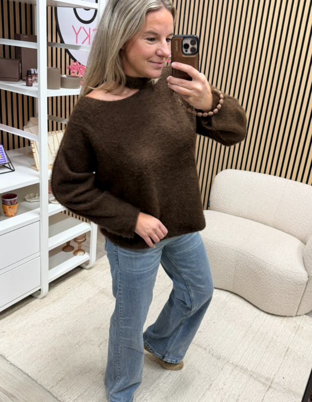 Model draagt Oversized trui Mir off shoulder bruin - So Lucky