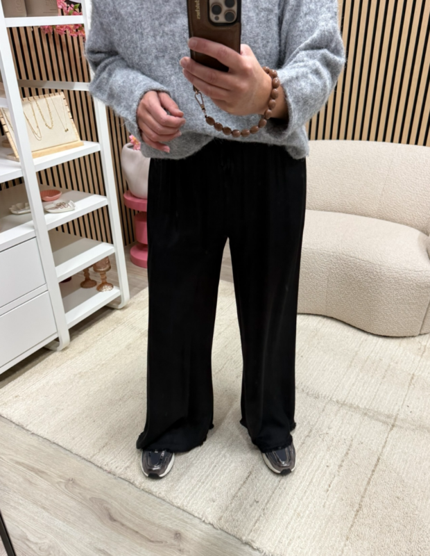 Zwarte pantalon met zijde gedragen door model - So Lucky