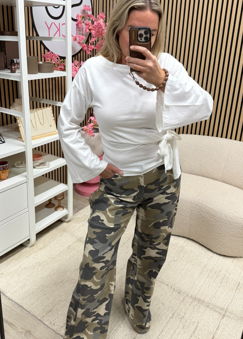 Top Joan met strikdetail (4) Witte Top Joan met strikdetail gedragen op een jeans - So Lucky