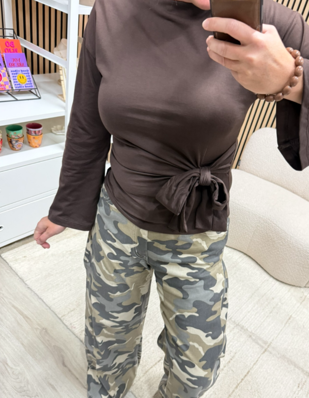 Top Joan bruin gecombineerd met een jeans - So Lucky