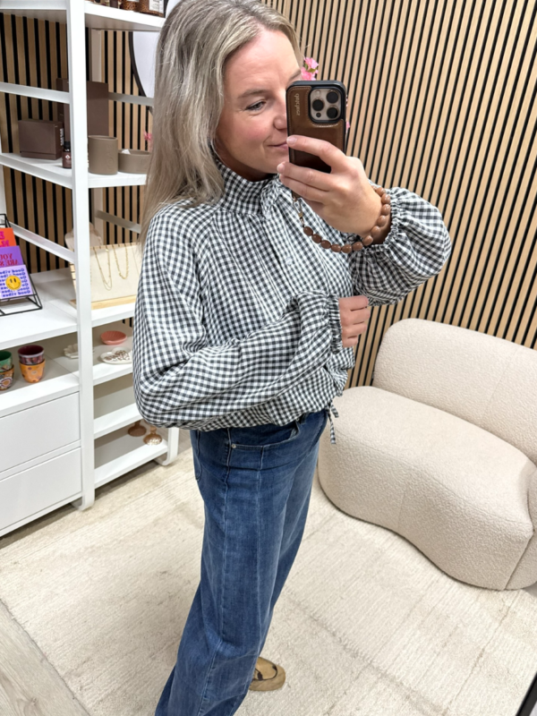 model draagt zachte ruitjesblouse zwart wit - So Lucky