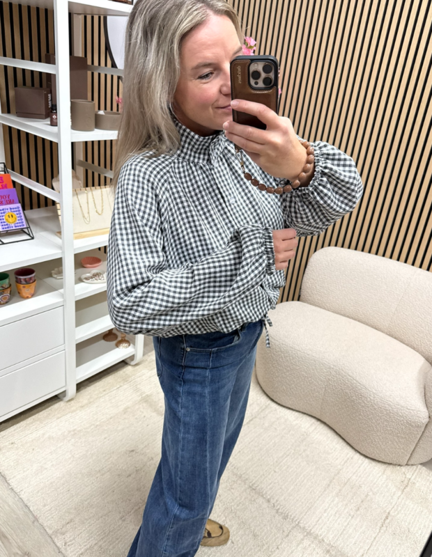 model draagt zachte ruitjesblouse zwart wit - So Lucky