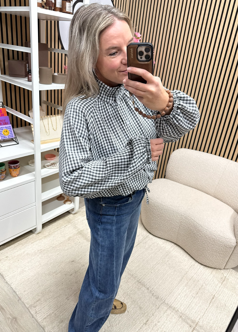 Blouse Janna ruit – zwart/wit model draagt zachte ruitjesblouse zwart wit - So Lucky