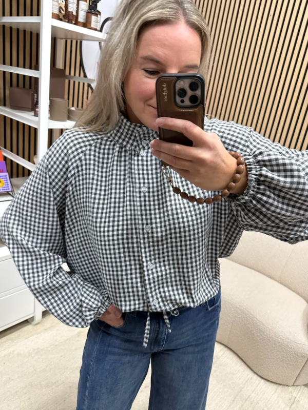 model draagt zwart witte blouse met wijde mouwen - So Lucky