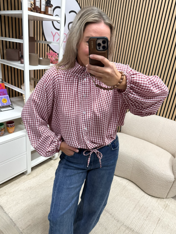 model draagt ruitjesblouse met ballonmouwen bordeaux wit - So Lucky
