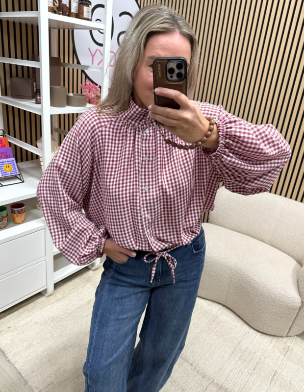 model draagt ruitjesblouse met ballonmouwen bordeaux wit - So Lucky
